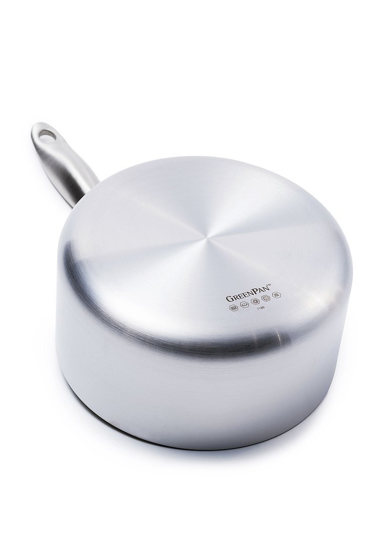 Edelstahl-Kochtopf mit einer schlanken, reflektierenden Oberfläche, rundem Körper und einem langen Griff mit einem Aufhängeloch zur Aufbewahrung.