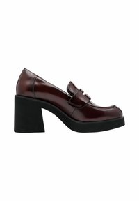 Zapatos de charol burdeos de tacón con un diseño estructurado, que presentan un ancho tacón de bloque negro y una correa decorativa a lo largo del empeine.