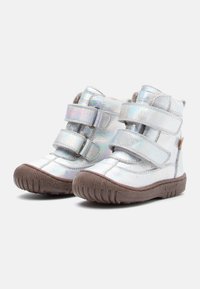 Zapatillas altas iridiscentes plateadas con dos correas de velcro, parte superior sintética texturizada y suela de goma marrón.