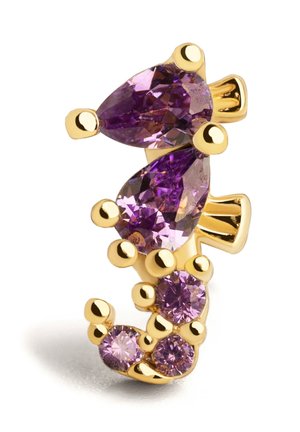 Pendiente de oro con múltiples gemas moradas en formas de lágrima y redondas, dispuestas en un diseño curvo y decorativo.