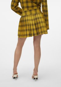 SOMETHINGNEW PLISSE SKIRT - Saia plissada - sulphur