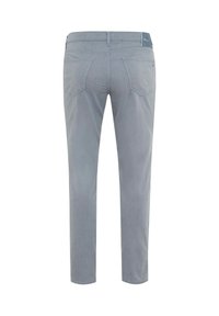 Lichtgrijze slim-fit broek met achterzakken en een klein merkembleem op de tailleband, gezien van achteren.
