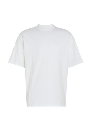 Schlichtes weißes Oversize-T-Shirt mit kurzen Ärmeln und hohem Rundhalsausschnitt, vor weißem Hintergrund präsentiert.