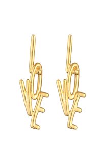 Goldfarbene Metallohrringe in Form des Wortes "LIEBE", mit einem verspielten, geschwungenen Design und abwechselnd dicken und dünnen Balken.