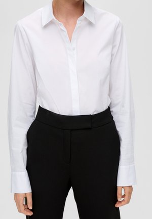 Wit overhemd met lange mouwen, knoopsluiting, een puntige kraag en manchetten, gecombineerd met zwarte, op maat gemaakte broeken met een platte voorkant en zijzakken.