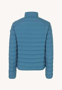 Veste matelassée bleu clair avec un col montant, présentant des lignes de quilting horizontales et un design ajusté. Aucun matériel ou poche visible.