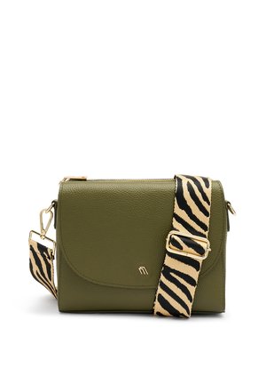 Borsa a tracolla in pelle verde oliva con chiusura a pattina magnetica e tracolla regolabile a strisce nera e crema. Dettagli in metallo dorato.