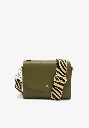 Borsa a tracolla in pelle verde oliva con chiusura a pattina magnetica e tracolla regolabile a strisce nera e crema. Dettagli in metallo dorato.