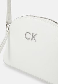 Calvin Klein DAILY SMALL DOME - Borsa a tracolla - bright white