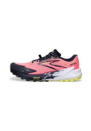 Chaussure de running Brooks pour homme, rose et noire, avec fermeture à lacets, semelle intermédiaire blanche avec motif noir et semelle extérieure jaune.