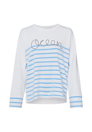 Weißes Langarmshirt mit hellblauen horizontalen Streifen und dem Wort „Ocean“, das in seilähnlicher Schrift auf der Brust gestickt ist.