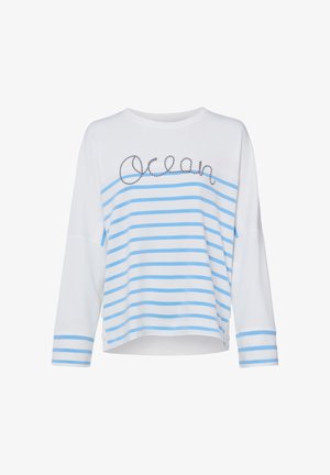 Weißes Langarmshirt mit hellblauen horizontalen Streifen und dem Wort „Ocean“, das in seilähnlicher Schrift auf der Brust gestickt ist.