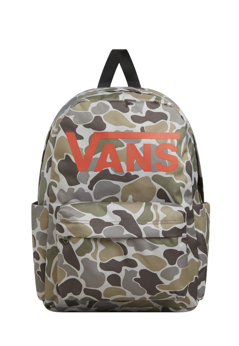 Zaino con motivo camouflage realizzato in tessuto resistente. Caratterizzato da un ampio scomparto principale, tasca frontale e manico di trasporto nero. Logo rosso "VANS".