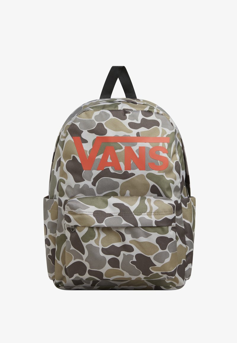 Batoh s kamuflážovým vzorem vyrobený z odolné tkaniny. Má velký hlavní prostor, přední kapsu a černé madlo na nošení. Červené logo "VANS".