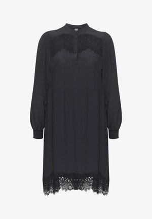 Sort kjole med høj krave, som har en frontåbning med knapper, lange puffærmer og detaljeret blondertrim ved kanten.