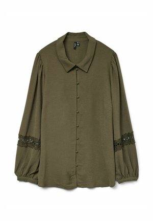 Olivgrön blus med knappfram, mjuk textur, stor krage och puffärmar. Spetsdetaljer på ärmarna ger en fin touch.