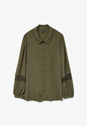 Olivgrön blus med knappfram, mjuk textur, stor krage och puffärmar. Spetsdetaljer på ärmarna ger en fin touch.