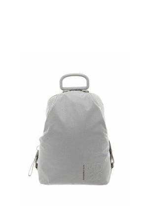 Hellgrauer Rucksack mit oberem Griff, Reißverschluss und dezent texturiertem Stoff, fotografiert vor weißem Hintergrund.