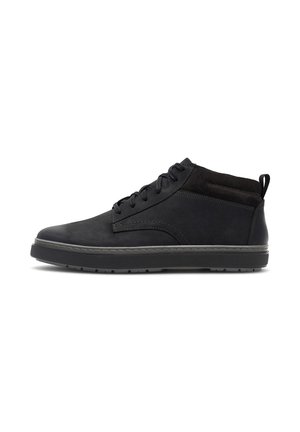 Schwarze Leder-Mid-Top-Schuhe mit Wildledereinsätzen, Schnürdesign und Gummisohle. Verfügen über eine schlanke Silhouette und gestickte Details.