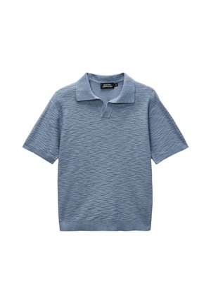 Polo à manches courtes en maille texturée bleu clair avec col ouvert et ourlets et poignets en côte, posé à plat sur fond blanc.