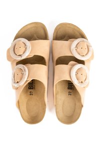 Sandales en suède beige avec deux larges sangles dotées de boucles circulaires beiges, design ouvert à l'avant, et semelle intérieure douce texturée, taille 37.