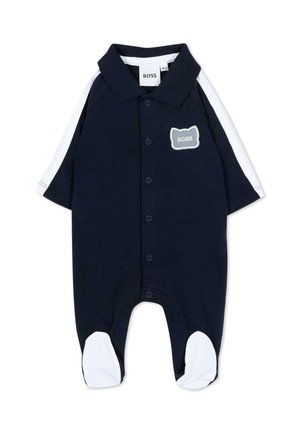 Granatowy niemowlęcy body z białymi paskami na rękawach, pełnymi nogawkami, guziczkami z przodu, kołnierzykiem oraz szarą naszywką z napisem "BOSS".