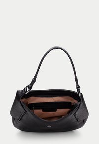 Svart texturerad läderhandväska med ett vävt handtag, öppet topp, och en beige interiör med en dragkedjeficka och logodetalj.