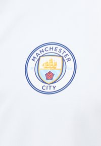 Λογότυπο ποδοσφαιρικής ομάδας Manchester City με πλοίο, κόκκινο τριαντάφυλλο και το έτος 1894 σε λευκό φόντο.