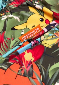 Plavky s farebnými postavami Pokémon na kvetinovom pozadí, z hladkého syntetického materiálu a s oranžovým označením "OPPOSUITS".