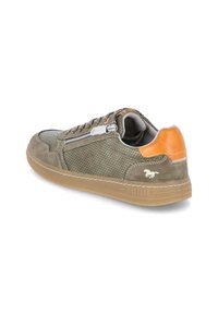 Baskets en cuir vert avec un design perforé, semelle en caoutchouc beige, accent orange sur le talon et fermeture à glissière sur le côté. Présente le logo de la marque sur le talon.