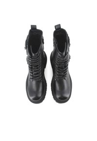 Botines de cuero negro hasta el tobillo con punta redonda, con cordones en la parte delantera, una cremallera lateral y una suela texturizada para mayor agarre.