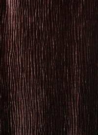 Gestructureerde donkerbruine stof met verticale ribbelpatronen. Het oppervlak lijkt zacht en licht glanzend, wat diepte en dimensie accentueert.