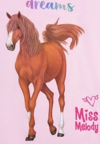 Cavallo marrone con capelli lunghi si trova su uno sfondo rosa. Il testo dice "sogni" e "Miss Melody" in rosa glitterato. Marche bianche sulle gambe.
