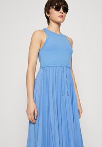Tommy Hilfiger TANK PLEATED DRESS - Kasdienė suknelė - blue spell