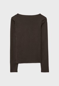 Smeđi dugosleeve top s okruglim izrezom, prilagođenim dizajnom, mekom teksturom i bez vidljivih uzoraka ili akcenata. Prazan stražnji pogled.