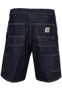 Shorts de mezclilla con un lavado oscuro, con dos bolsillos traseros, costuras amarillas contrastantes y un pequeño parche de logo en el bolsillo derecho.
