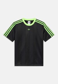 Czarna sportowa koszulka z neonowymi zielonymi akcentami, z okrągłym dekoltem, trzema paskami na każdy rękawie oraz subtelnym logo na klatce piersiowej.