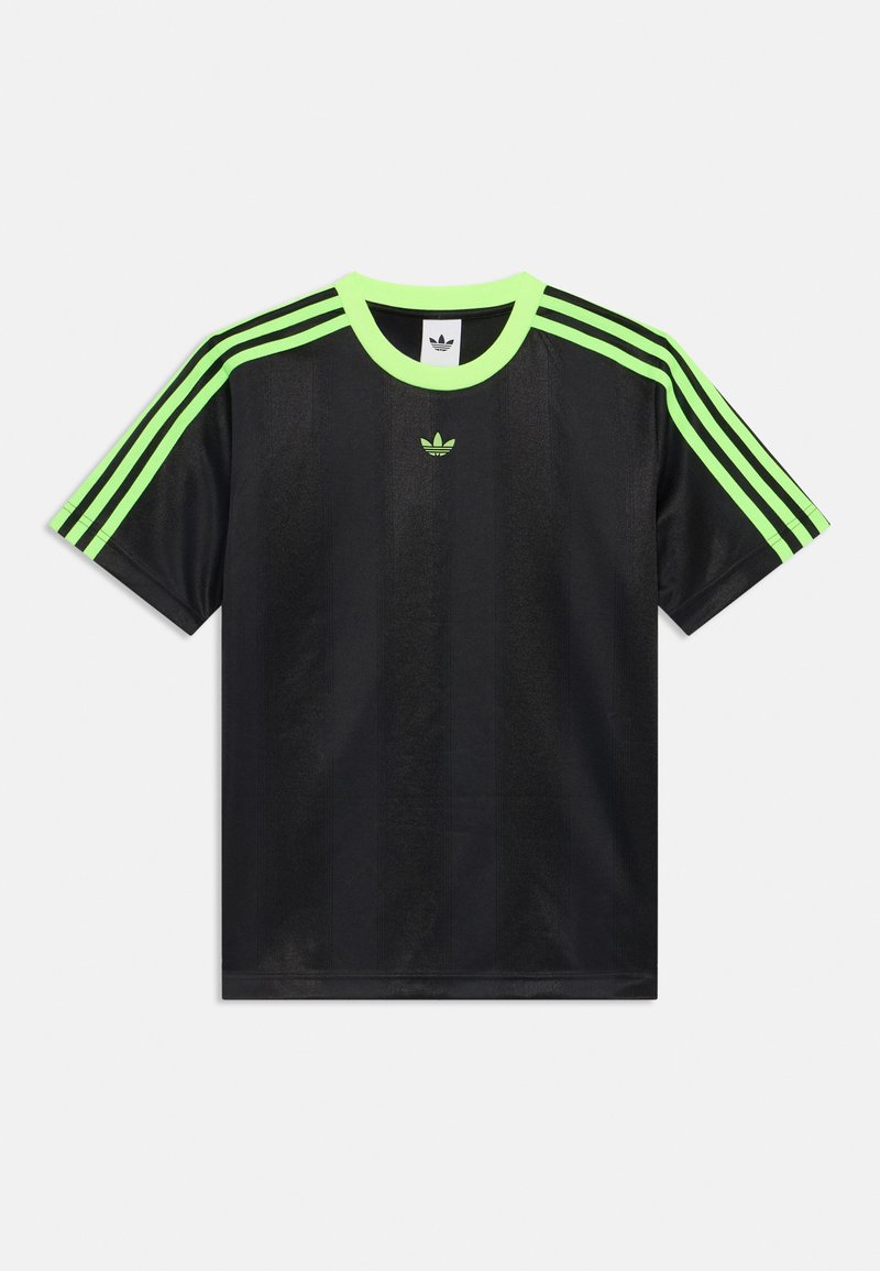 T-shirt atlético preto com detalhes em verde-neon, apresentando um colarinho redondo, três riscas em cada manga e um logótipo discreto no peito.