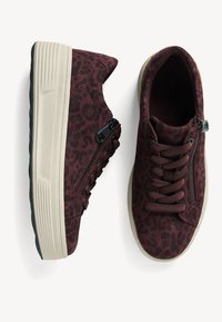 Zapatillas deportivas burdeos con un diseño de estampado de leopardo, material de ante, suelas de goma gris y un detalle de cremallera en el lateral.