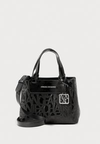Borsa nera realizzata in materiale lucido, con un design del logo in rilievo, doppi manici, una tracolla rimovibile e dettagli in metallo silver.