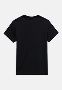 Camiseta negra de manga corta con cuello redondo mostrada desde atrás sobre un fondo neutro.