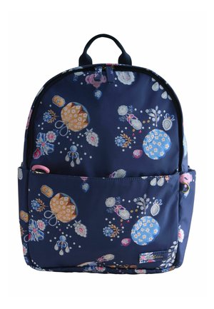 Zaino blu navy con motivi floreali e astratti colorati, dotato di tasca frontale e manico superiore per il trasporto.