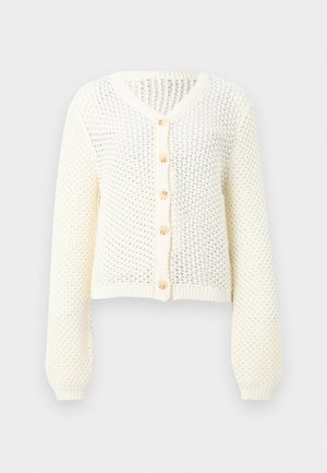 Λευκό πουλόβερ με ανοιχτή πλέξη, μακριά μανίκια και πέντε μπεζ κουμπιά μπροστά, με V-λαιμόκοψη και ριμπ μανσέτες.