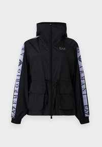 Μαύρο μπουφάν με φερμουάρ και κουκούλα, με εμπρόσθιες τσέπες με καπάκι και λευκές ρίγες με το εμπορικό σήμα "EA7 Emporio Armani" κατά μήκος των μανικιών.