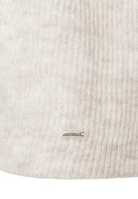 Jasno beżowy sweter z dzianiny o miękkiej fakturze, z pionowym prążkowaniem i metalową metką "MORE & MORE" na dolnym brzegu.