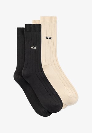 Dva páry rebrovaných posádkových ponožiek, jeden čierny s bielym logom "W.W.", druhý béžový s čiernym logom "W.W.", zobrazené plocho a prekrývajúce sa.