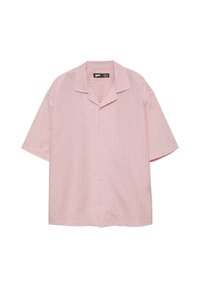 Chemise à manches courtes boutonnée avec motif à carreaux rose et blanc et col camp sur fond blanc.