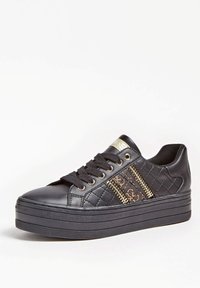 Schwarzer Ledersneaker mit gesteppter Textur, goldenen Reißverschlüssen und Logo-Akzenten. Verfügt über eine klobige Sohle und ein Design mit rundem Zehenbereich.