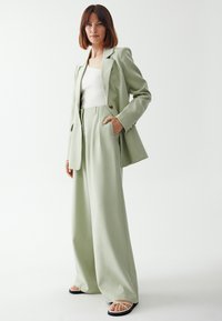 CALLI MELISSA - Hlače - sage green
