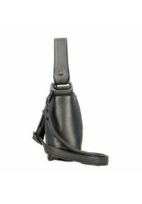 Bolso de cuero negro con una textura suave, que presenta una correa resistente y acentos metálicos. Forma redondeada con un cierre con cremallera en un lado.